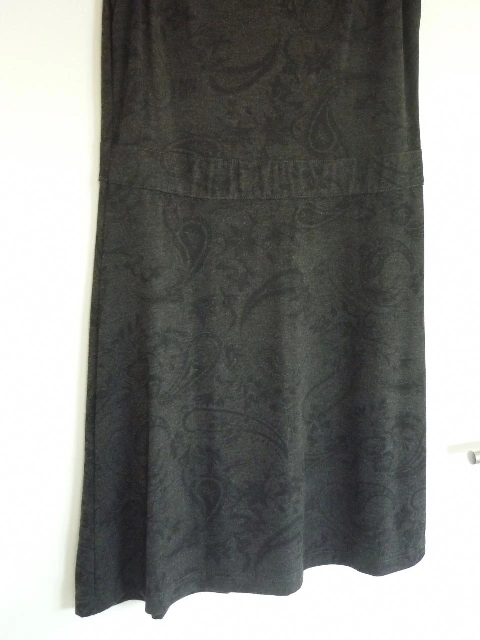 Vestido cinza-escuro antracite com motivo de pepino turco Tamanho 38 – photo 2